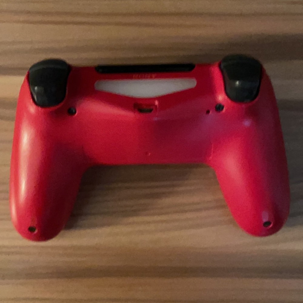 A red ps4 controller - Picture 3 of 3